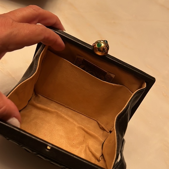 Bottega Venetta, Small black woman bag with a gold top and stones on it - Picture 4 of 7